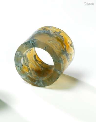 中国苔藓玛瑙弓箭手戒指，20世纪高。直径：2.5厘米 直径：2.7厘米