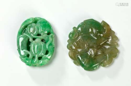 两件翡翠吊坠，中国，20世纪 第一件为圆形，雕镂空鱼纹；第二件为椭圆形，饰以瓜果，直径：5.4厘米和5厘米。