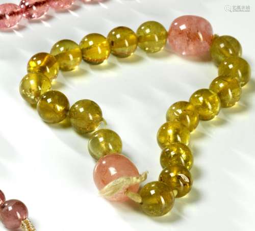一套十八颗黄色碧玺珠和两颗粉色碧玺珠。中国：珍珠直径：1.2厘米和1.8厘米。