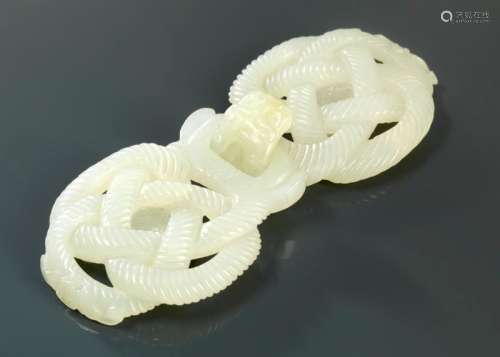 淡青玉腰带扣，中国，19世纪末20世纪初 两部分均为镂空雕花，带编绳，钩为龙首形 长：11.4厘米