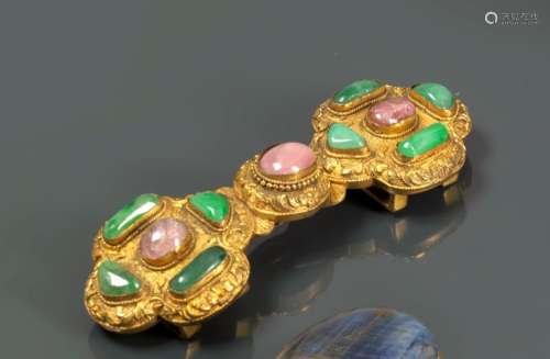 鎏金青铜腰带扣，镶嵌绿色和粉红色半宝石 中国，光绪时期 (1875-1908) 长度 : 8.5 厘米