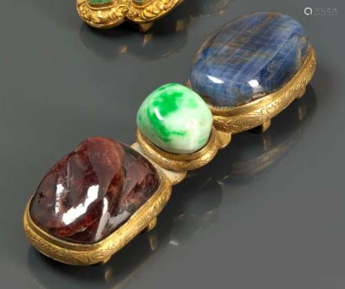 鎏金青铜腰带扣，镶嵌翡翠、苏铁、暗红石 中国，光绪年间（1875-1908） 长度： 9.6 厘米