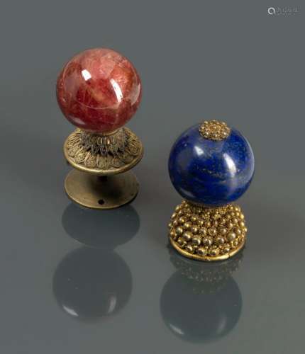 两件鸳鸯帽饰，中国，20世纪初 锻铜材质，一件镶粉红石珠，另一件镶青金石珠 高：5.8厘米及5厘米