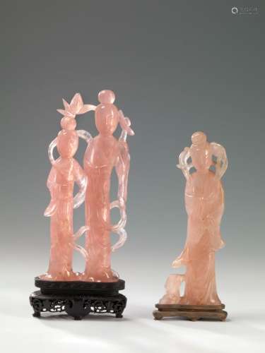 20世纪中国玫瑰石英雕花两组 第一组代表两个手持莲花的年轻女子站立，木质底座（底座有小碎片，还有一朵花）；第二组是一个身穿长款高裙的女子。21.5厘米和19.8厘米。