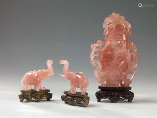 盖粉石英花瓶 中国，20世纪 巴拉斯特，边缘完全雕刻和镂空的果实和鸟的叶子分支，木质底座（意外到鸟的嘴）；粉石英的两头大象与之相连 高。19.5厘米和8厘米