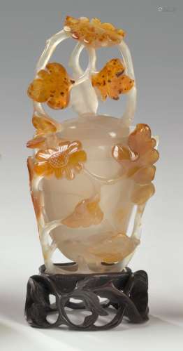 瑪瑙蓋花瓶，中國，20世紀 壺身及蓋子上有浮雕及鏤空花葉裝飾，木座 高：14厘米