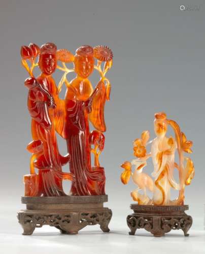 瑪瑙雕花兩組，中國，20世紀 一組為一婦人和一鴨子，另一組為兩婦人手持花果枝，高：9厘米及15厘米。