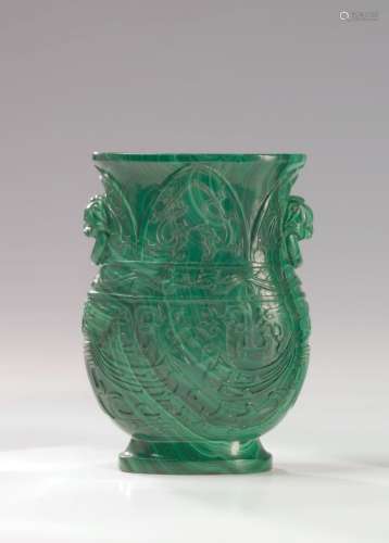 孔雀石花瓶，中国，20世纪 巴拉斯特，装饰有凤凰和手掌的古老图案，面具形状的把手 高：10厘米