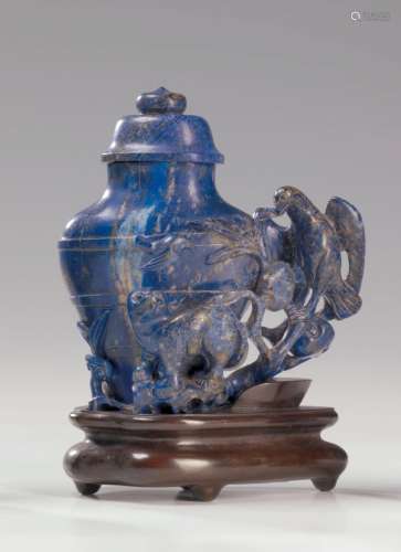 20世紀中國青金石套色花瓶 側面浮雕動物及鏤空花鳥、怪獸、果實，木座 高：10.7 厘米