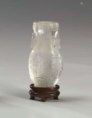 中国水晶小花瓶，20世纪，塔形和湖面山水纹饰，木质底座；小碎片高：7.3厘米