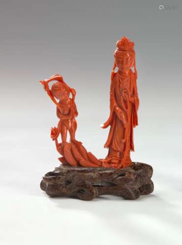 中国红珊瑚雕群，20世纪，代表一尊手持花瓶和念珠的神灵，高木底座。重量：8.5厘米 重量：48克。