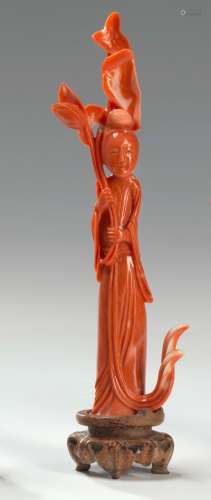中国红珊瑚雕群，20世纪 代表一女子手持莲花，木质底座 高。高度 : 14.3 cm 重量 : 56 g.