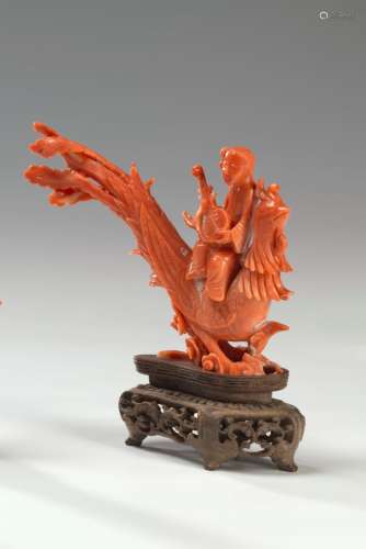 紅珊瑚雕像群 中國，20世紀 樂師坐鳳，木座 長度：11厘米 重量：73克。