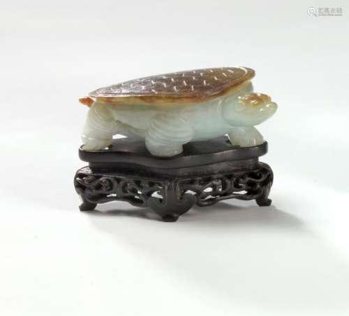 翡翠龟 中国，20世纪 龟壳上刻有石头的锈纹，木质底座 长：8.5厘米