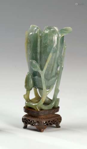 中国翡翠瓶，20世纪 玉兰花形，高木质底座。：11.5厘米