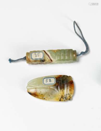 明清时期青瓷锈中国玉佩两件 第一件为古蝉形，雕刻风格为汉族；第二件为聪形，刻有阴阳长的符号，长：6.4厘米、7厘米。