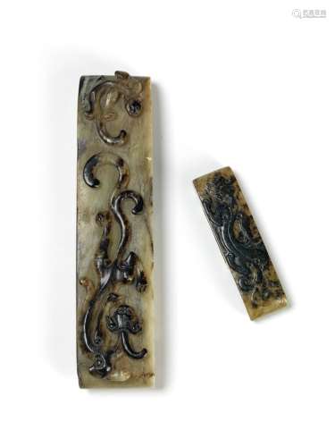 剑鞘两件，灰黑玉，中国，明代(1368-1644)，顶部雕有蟠龙，长度：16.2厘米和8厘米。