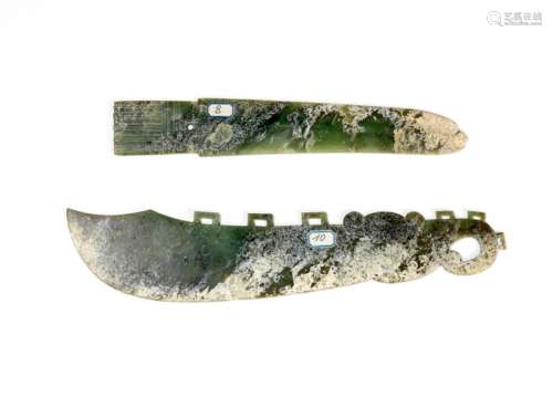 青玉葛中國禮器刀，周代風格 導火線上刻有平行的條紋，刀尖有意外，附一古代鈣化的青玉刀，有造型的龍形裝飾 長度：23 厘米及 27.9 厘米 ．