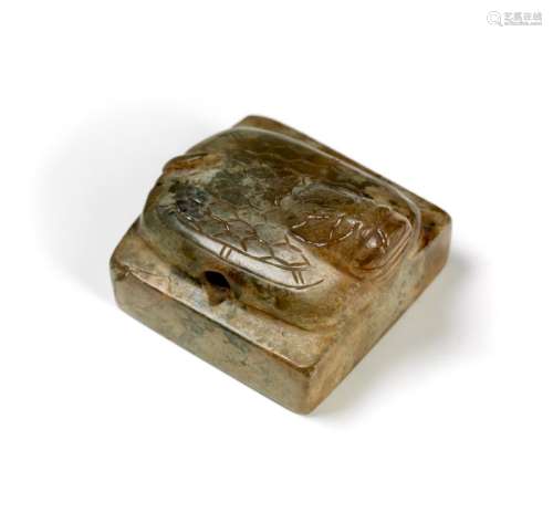中国玉器小印章，20世纪 雕刻龟形插口 尺寸：2.7厘米 x 3.9厘米 x 3.9厘米