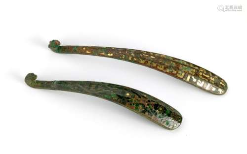 嵌金的青銅腓骨 中國，漢代 (公元前206年至公元220年) 獸首形的衣架，附有同時期的嵌金及孔雀石的青銅腓骨 (已損毀) 長度：20.8厘米及17.5厘米