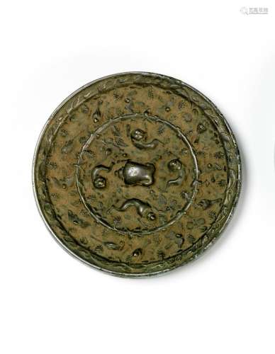 中国唐代风格的铜镜，镜中有动物、鸟类和葡萄，直径：11,5厘米。