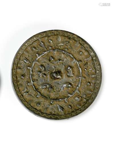 青銅鏡 中國，唐代 (618-907) 中央飾有獅子和葡萄串，周圍飾有鳥類和葡萄串直徑 : 14 cm