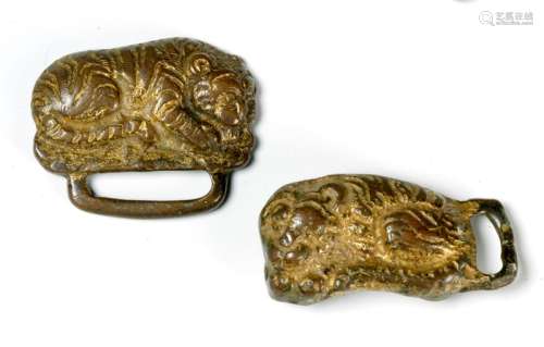 两枚古铜色皮带扣。  中国，汉代（公元前206年至公元220年） 卧虎纹饰 长4.3厘米和4.9厘米