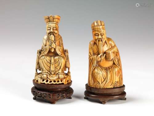 两尊中国象牙雕像，20世纪初 第一尊是左手拿着书的达官贵人，木质底座；第二尊是玉皇大帝，坐在宝座上，拿着匾额，木质底座 高。12.5厘米和13厘米重量：346克和313克。