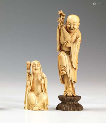 中國象牙雕像兩尊，十九世紀末，一尊是演奏弦樂器的樂師，單腳平衡，另一尊是大眉毛落在膝上的羅漢，高木座。18.3厘米和10.5厘米，重量：179克，毛重：304克。
