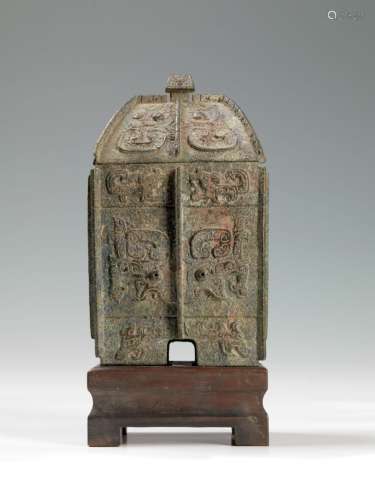 商代青铜方罍，饰饕餮纹和槲寄生龙，盖内有古文字，高木座。：19.2厘米
