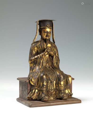 鎏金青铜道士坐像，双手叉腰于胸前，手持胡牌，穿凿刻花纹的衣服，戴帽，木座 高23.8厘米