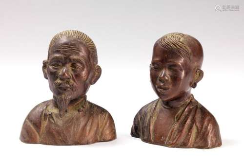 两尊铜像，越南，20世纪上半叶，描绘了一个老人和一个高大的小男孩。：10.5厘米和10.4厘米。