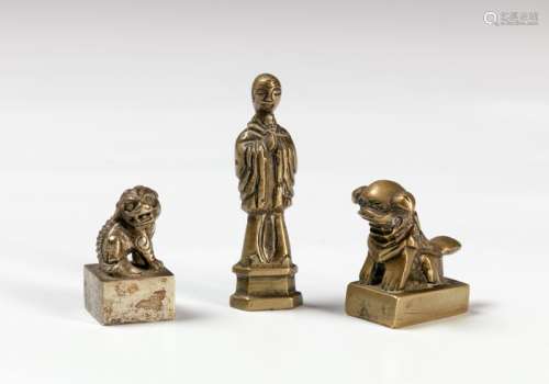 两枚铜镀银小邮票和一尊铜质中国罗汉像 两枚邮票呈奇异造型，所代表的罗汉双手合十站立高。3厘米；3厘米和5.5厘米。