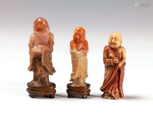 三尊罗汉像，皂石制，中国，20世纪初 身穿长裙，手有属性，木质底座；小碎片 高，带底座：5厘米、5.6厘米、5.8厘米。