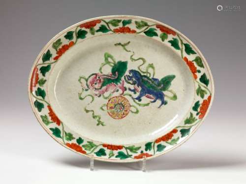 中国多色瓷盘，十九世纪末 附狗和锦球纹饰 长：36.5厘米；宽：29厘米