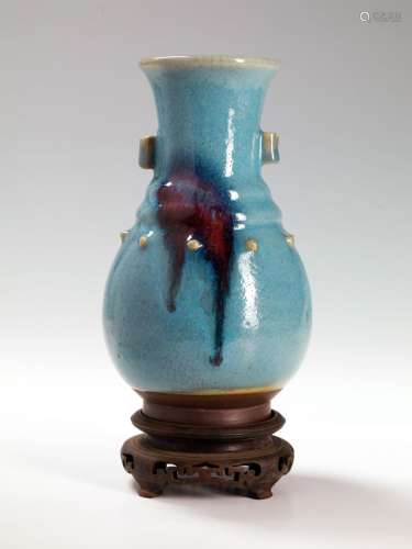 瓷瓶，釉上仿钧窑中国20世纪巴拉斯特，绿松石和紫釉，木底高。：20.5厘米