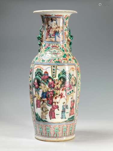 中国广东产大瓷瓶，20世纪 巴拉斯特，装饰有宫廷景象和人物，以花为背景，高。：61.5厘米