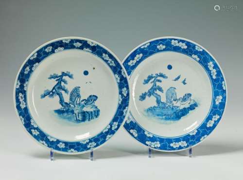 两件十九世纪的大型蓝白瓷盘，中间饰松树旁的鸟和鹿，边缘饰蓝色裂纹背景上的梅花，其中一件背面施蓝釉，另一件背面施青花瓷 直径：28.5厘米