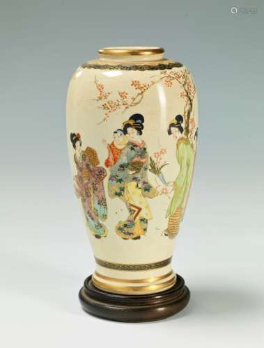 明治时期（1868-1912）日本萨摩的陶器花瓶 腹部饰有和服妇女和樱花旁的儿童，高木质底座。：18厘米