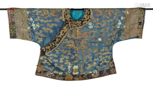 20世纪初，中国蓝底绣花纱布外套，饰以金线和徽章绣的龙和云；由一件缩短的衣服制成，有磨损，有小锯齿和拉线。