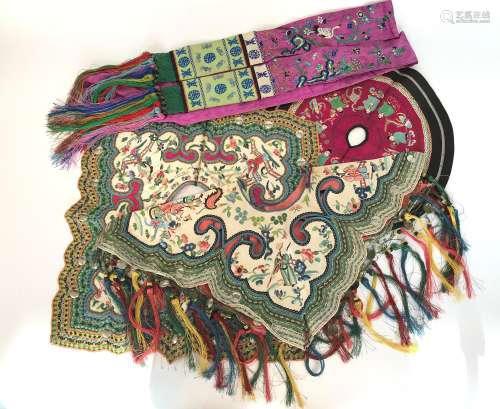 中国20世纪初刺绣丝质衣领和腰带 两衣领饰有人物和花卉，腰带饰有