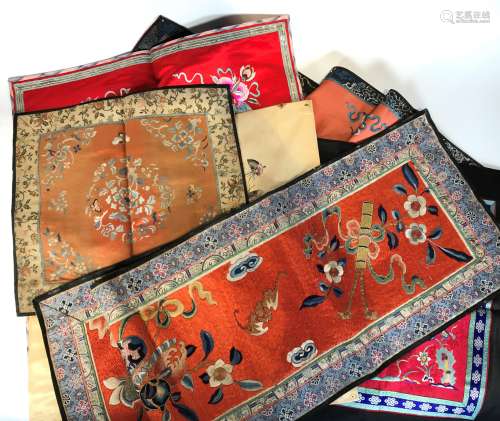 六件刺绣丝质窗帘 中国，20世纪初 各种花、鹤、鸟、花瓶等花纹或文字装饰 尺寸：38 x 42厘米至152 x 49.5厘米
