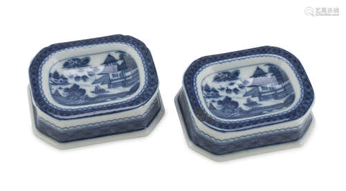 A PAIR CHINESE STYLE WHITE AND BLUE PORCELAIN SALT-CELLARS. MOTTAHEDEH MANUFACTURE.