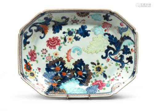 A CHINESE DECORATED PORCELAIN DISH. END 19TH CENTURY. DEFECTS.