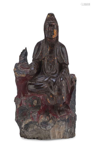 A CHINESE RED AND GOLD LAQUER WOOD SCULPTURE OF BAIYI GUANYIN. EARLY 20TH CENTURY.