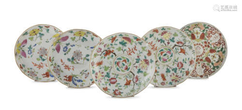 A SET OF FIVE CHINESE POLYCHROME PORCELAINE DISHES. EARLY 20TH CENTURY.