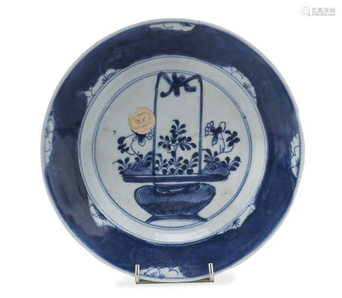 A CHINESE WHITE AND BLUE PORCELAIN DISH. SECOND HALF 16TH CENTURY.