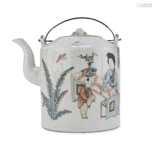 A CHINESE POLYCHROME PORCELAIN TEA-POT. FIRST HALF 20TH CENTURY.