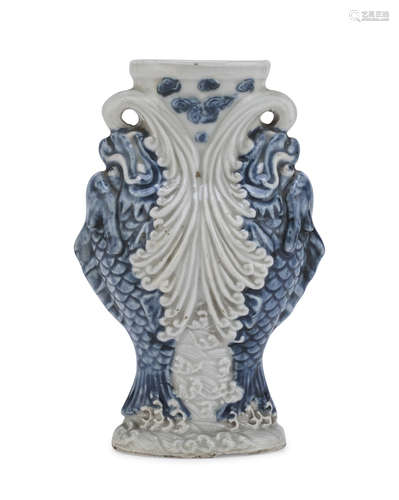 A CHINESE WHITE AND BLUE PORCELAIN VASE FIRST HALF 20TH CENTURY.