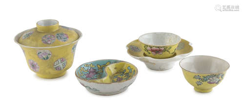 FOUR CHINESE PORCELAIN OBJECTS 20TH CENTURY.